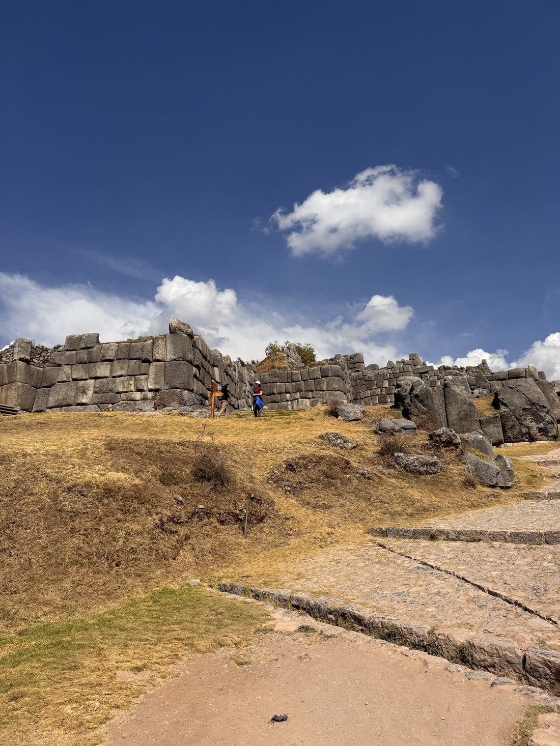 Close detail of a polygonal stone joint at Sacsayhuamán